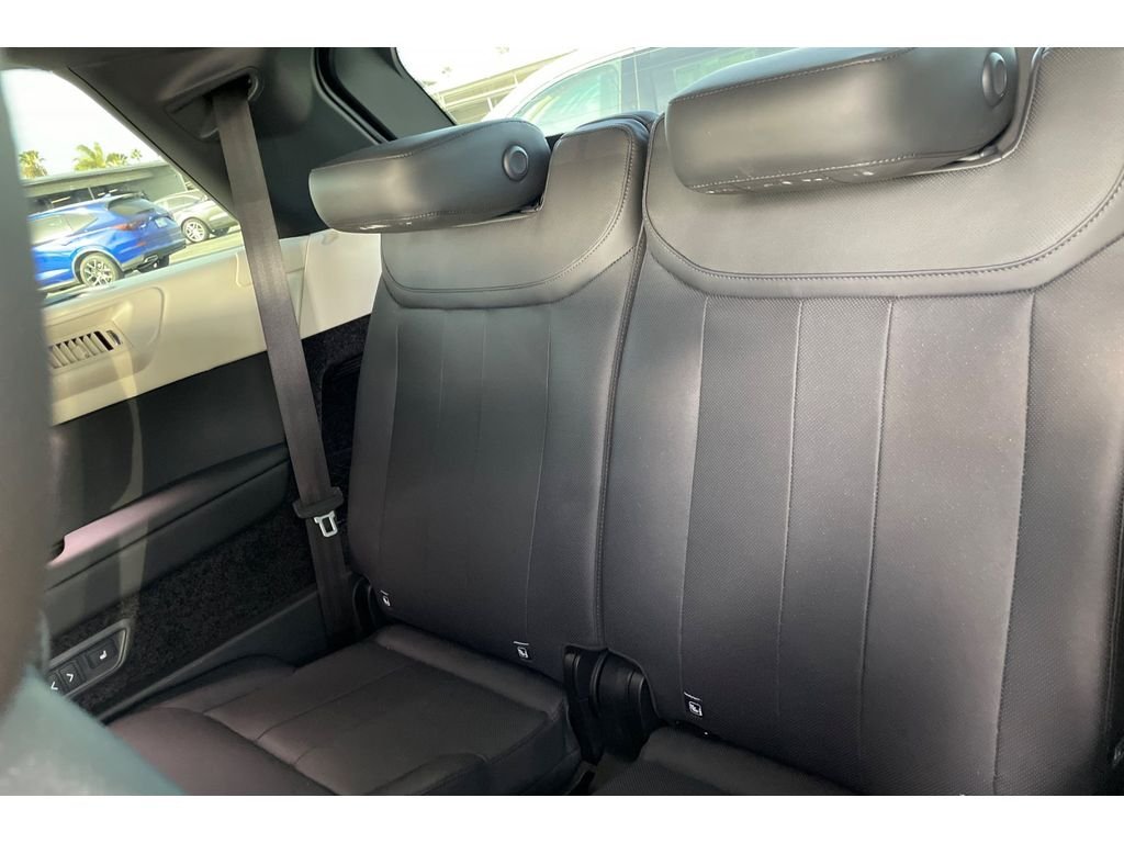 Used 2023 Fuji White Land Rover SE image 17