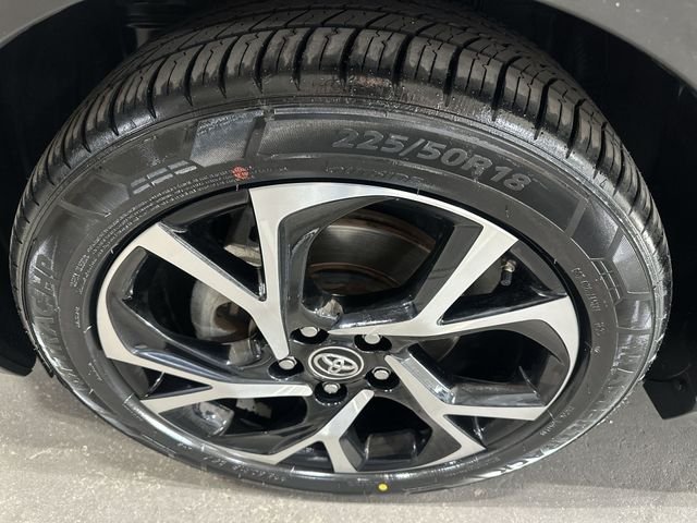 Certified Used 2018 Pearl Toyota XLE image 23