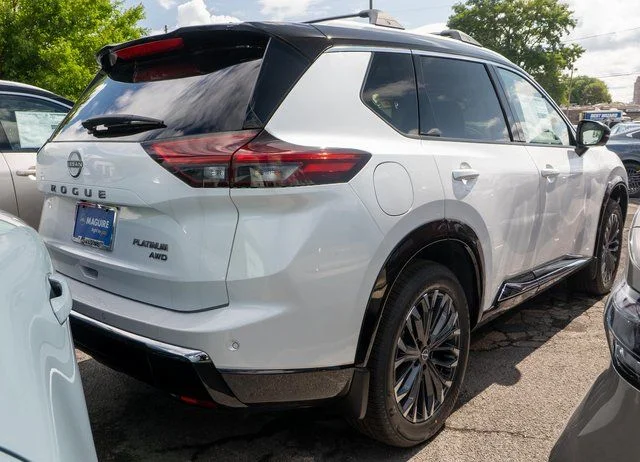 New 2026 Everest White Pearl TriCoat / Super Black Two-tone Nissan Platinum image 4