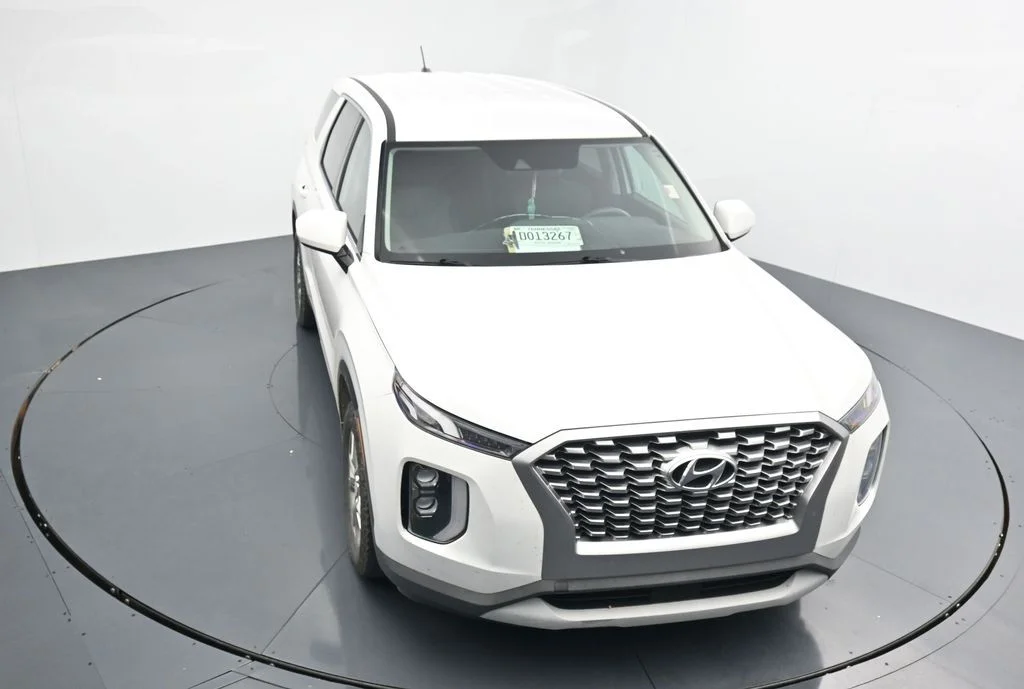 Used 2021 White Hyundai SE image 10