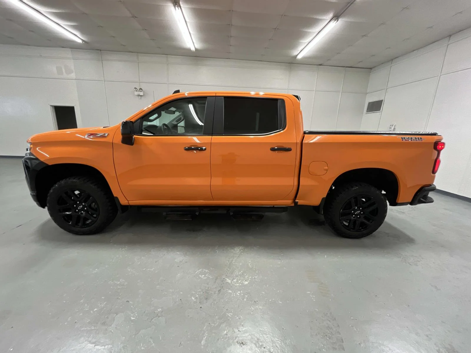 Used 2022 All normally body colored non-sheet metal parts will be black including front fender extensions, cab spoiler on Double & Crew cabs and LT trim door handles. May require extended lead time. Chevrolet LT Trail Boss image 5