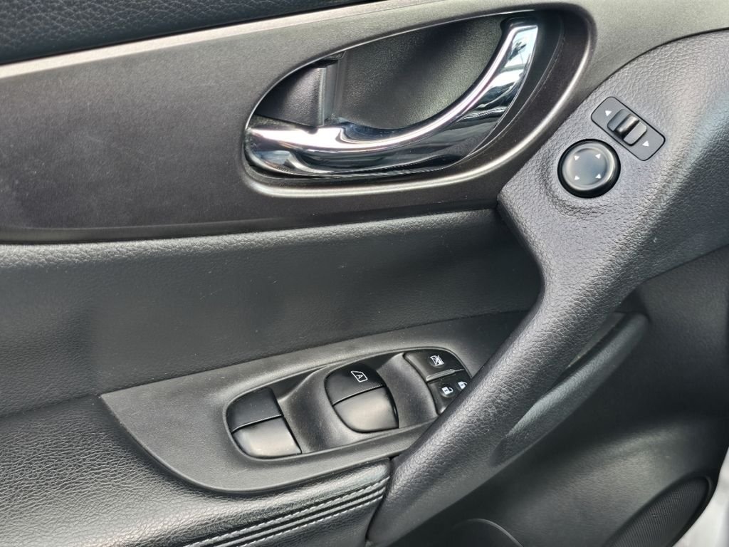 Used 2016 Silver Nissan S image 22