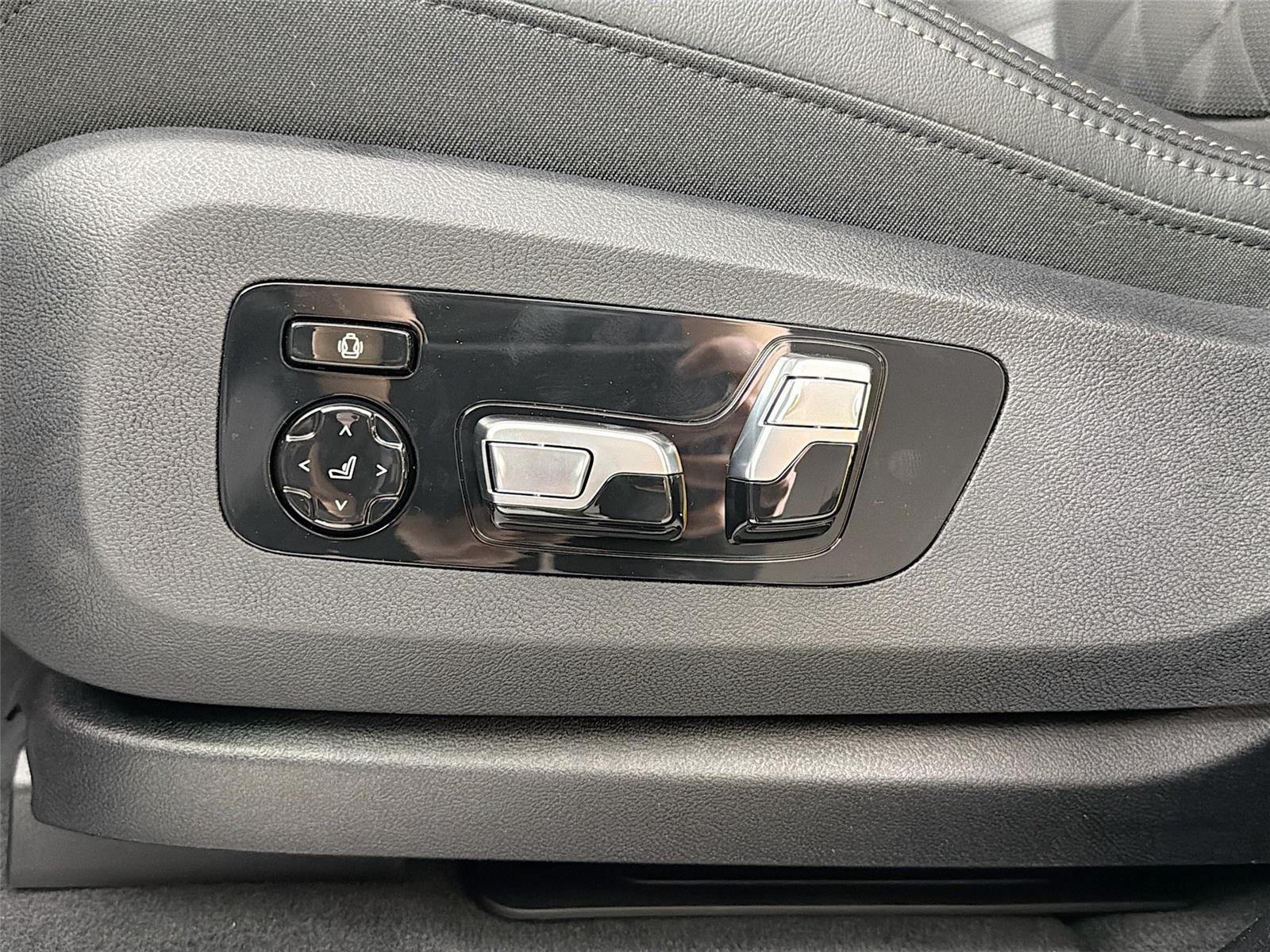 New 2026 Black Sapphire Metallic BMW xDrive40i image 38