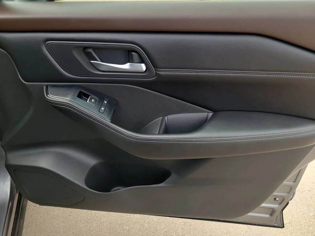 Used 2022 Gray Nissan SL image 9