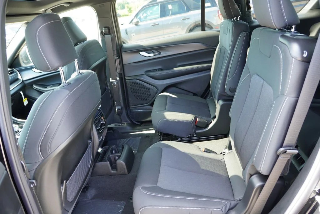 New 2026 Diamond Black Crystal Pearlcoat Jeep Laredo X image 11