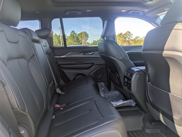 New 2025 Silver Zynith Exterior Paint Jeep Limited image 29