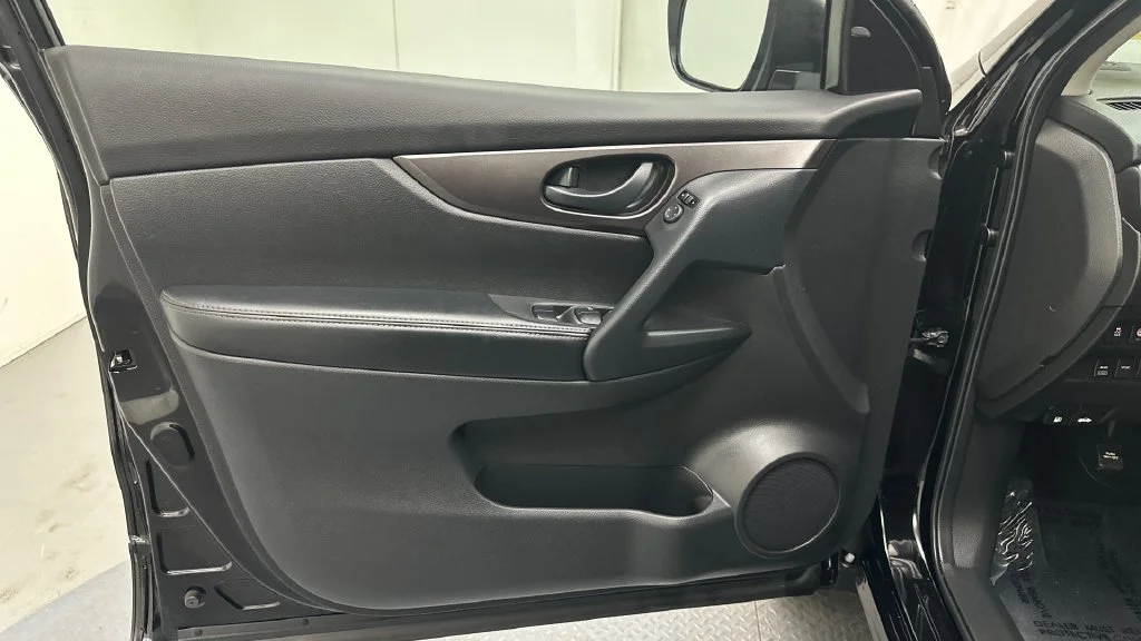 Used 2022 Black Nissan S image 17