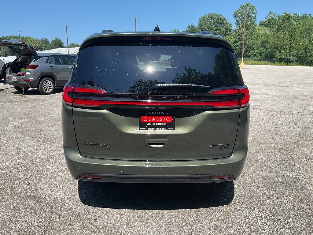 New 2027 Olive Green Pearl-Coat Exterior Paint Chrysler Limited image 6