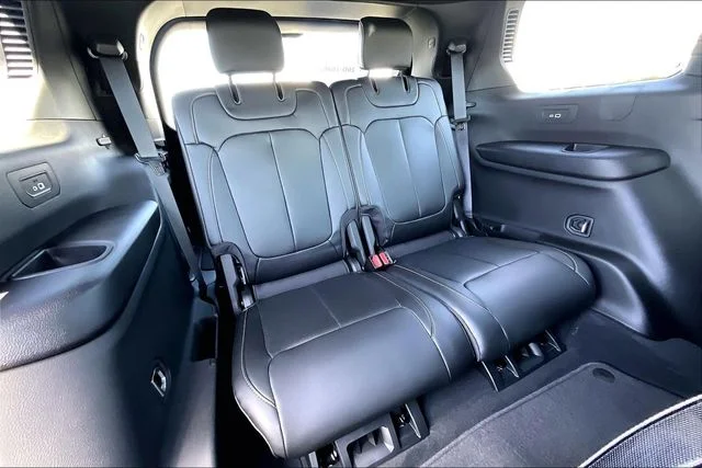 New 2026 Diamond Black Crystal Pearl-Coat Exterior Paint Jeep Limited image 28