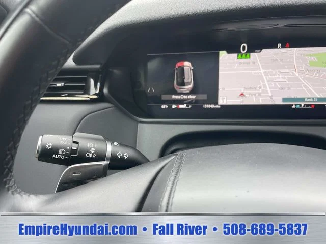 Used 2025  Land Rover Dynamic SE image 31