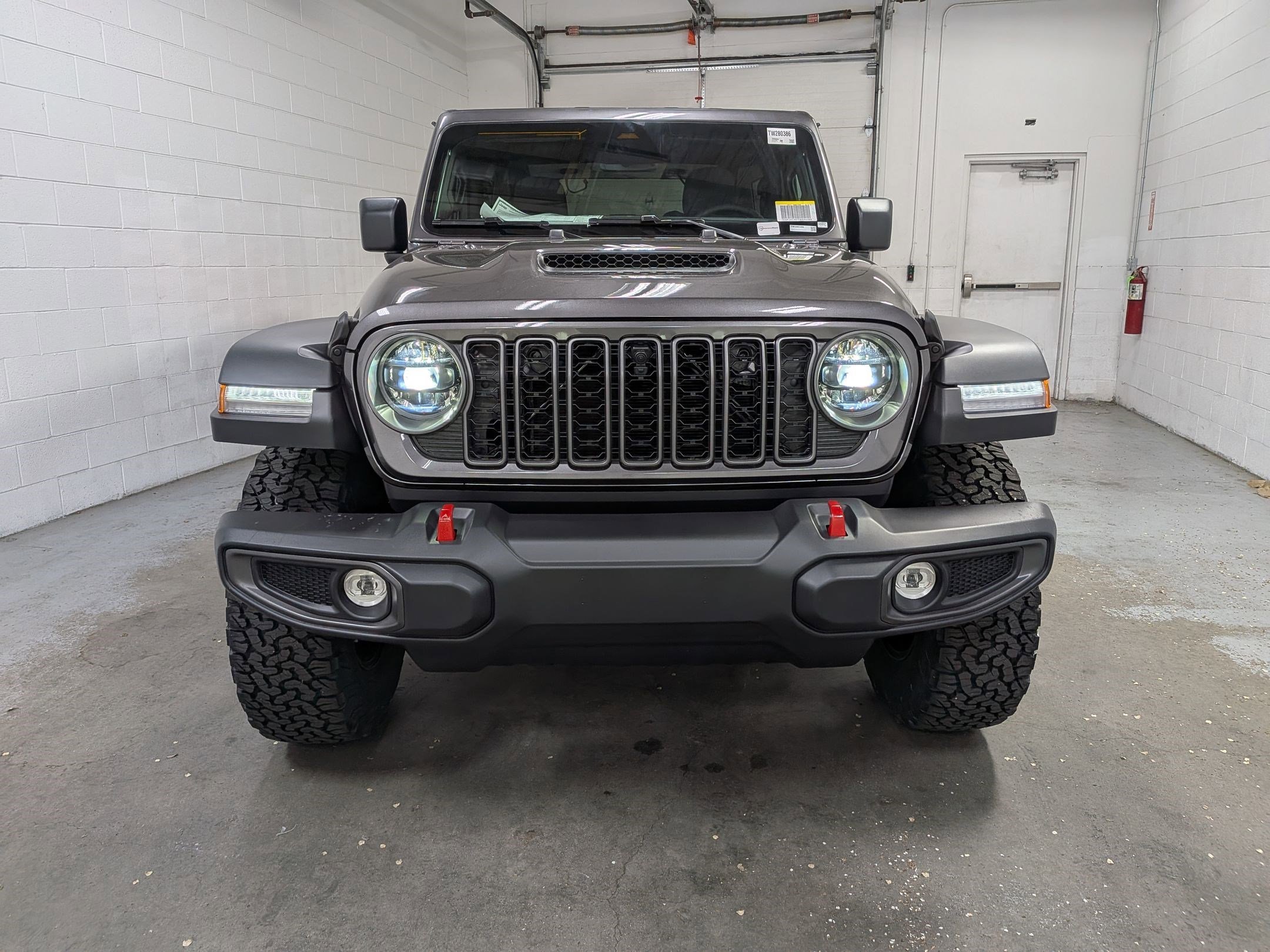 New 2026 Granite Crystal Metallic Clear-Coat Exterior Paint Jeep Rubicon image 10