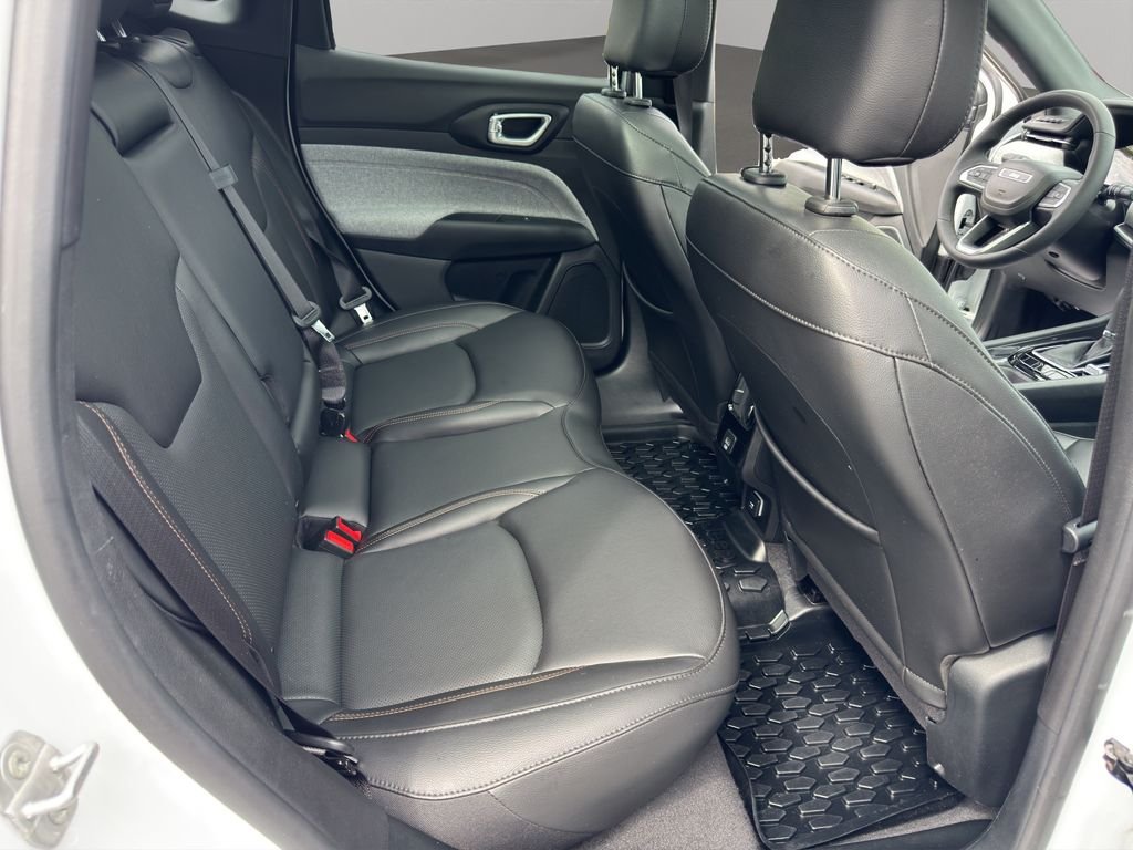 Used 2023 Bright White Clearcoat Jeep Latitude Lux image 39