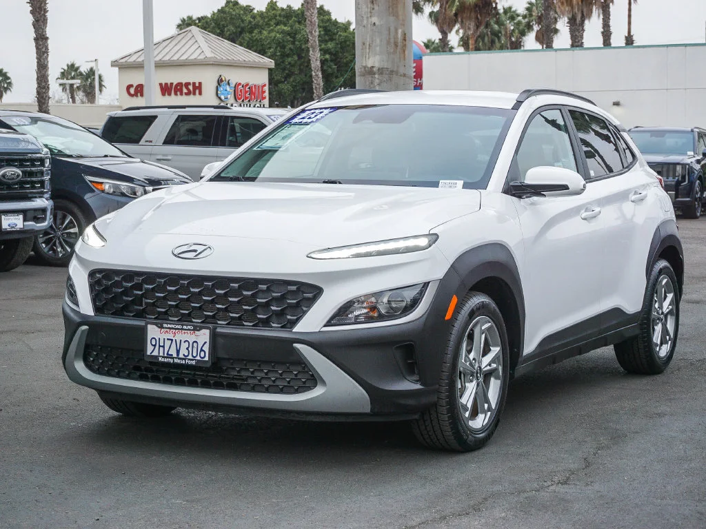 Used 2023 White Hyundai SEL image 4