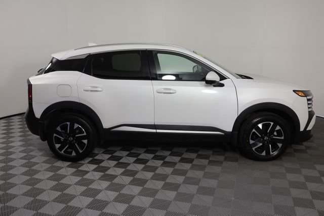 Used 2025 Aspen White Nissan SR image 9