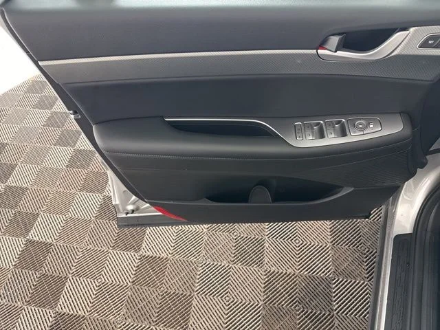 Used 2025 Silver Hyundai SEL Premium image 23