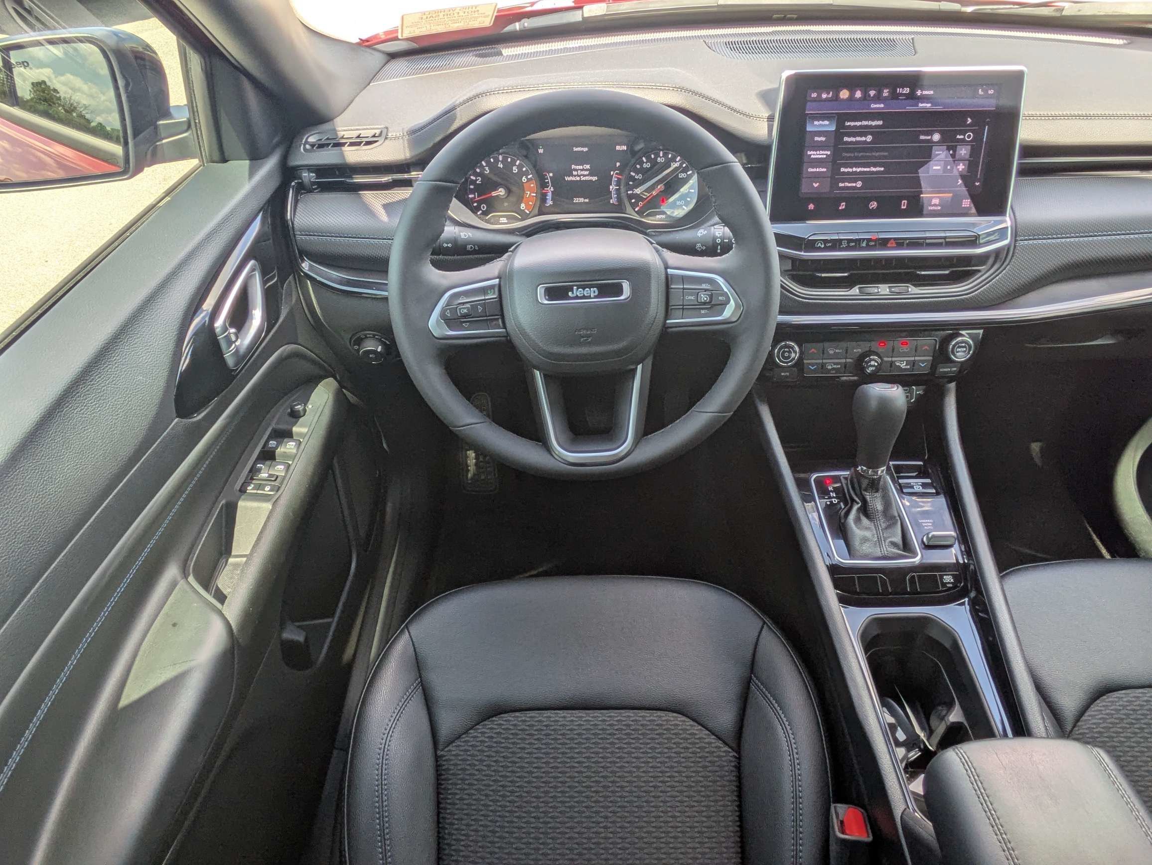 Used 2025 Red Hot Pearlcoat Jeep Latitude image 19