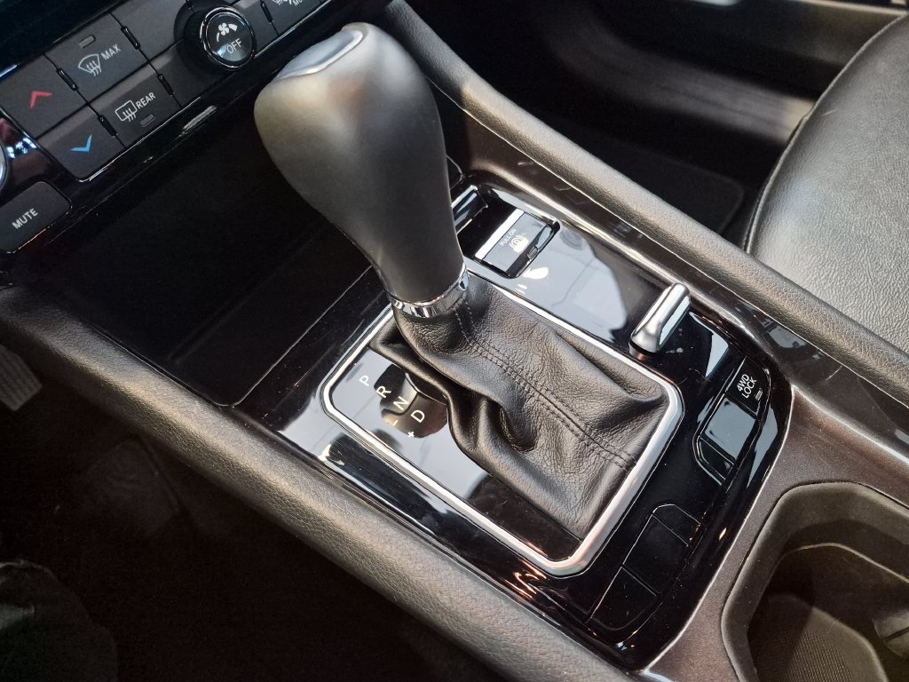 Used 2025 White Jeep Latitude image 20