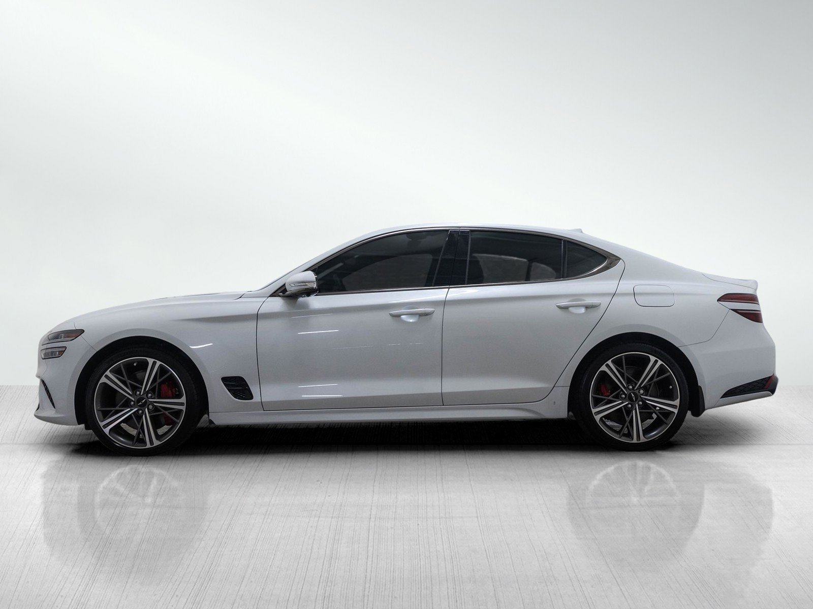 Certified Used 2025 Uyuni White Genesis 3.3T Sport Prestige image 3