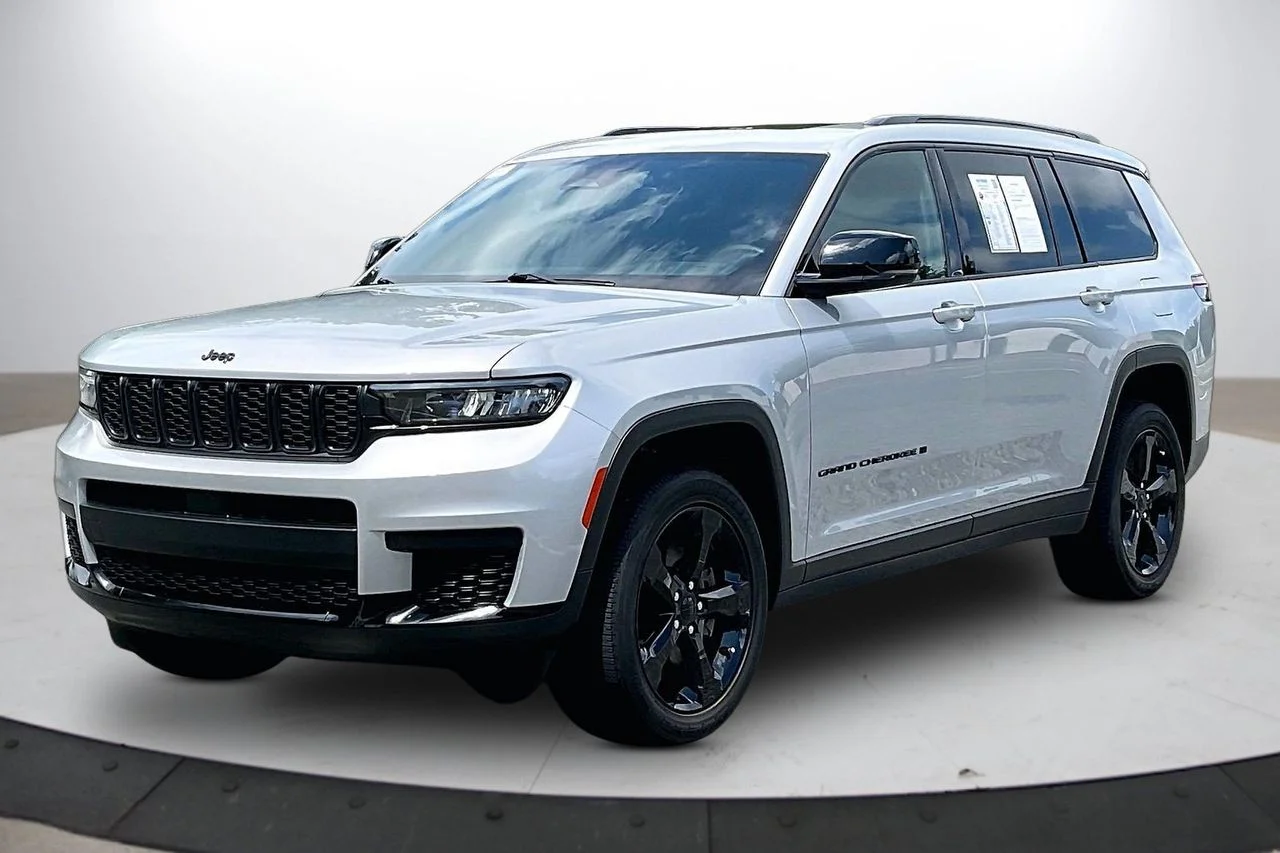 Used 2024 Silver Jeep Altitude X image 4