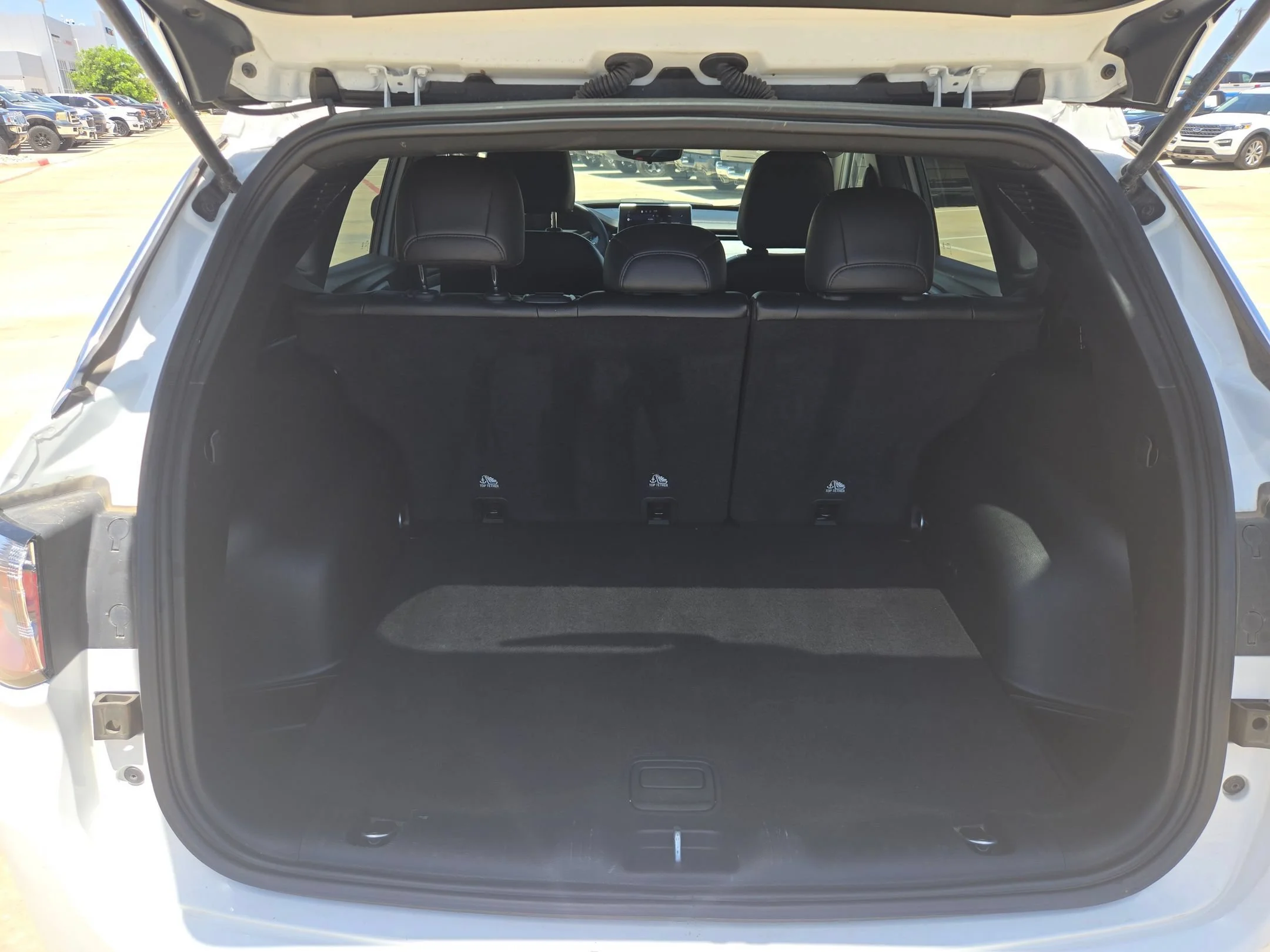 Used 2024 White Jeep Latitude image 21