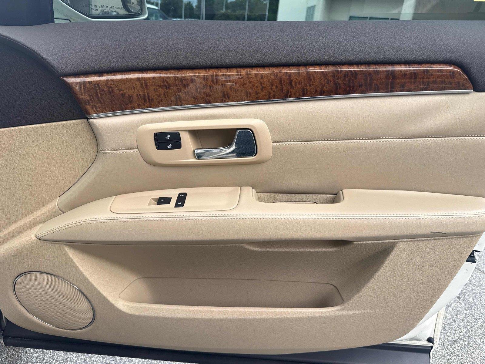 Used 2009 White Diamond Tricoat Cadillac AWD image 24
