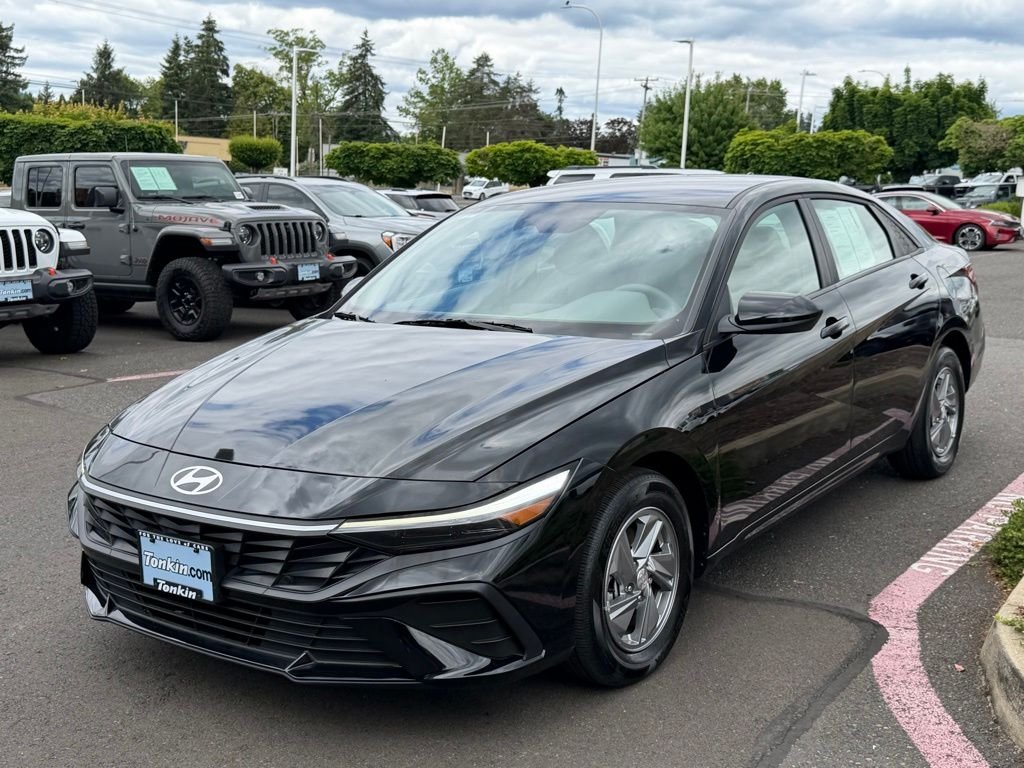 Used 2024 Abyss Black Hyundai SE image 4