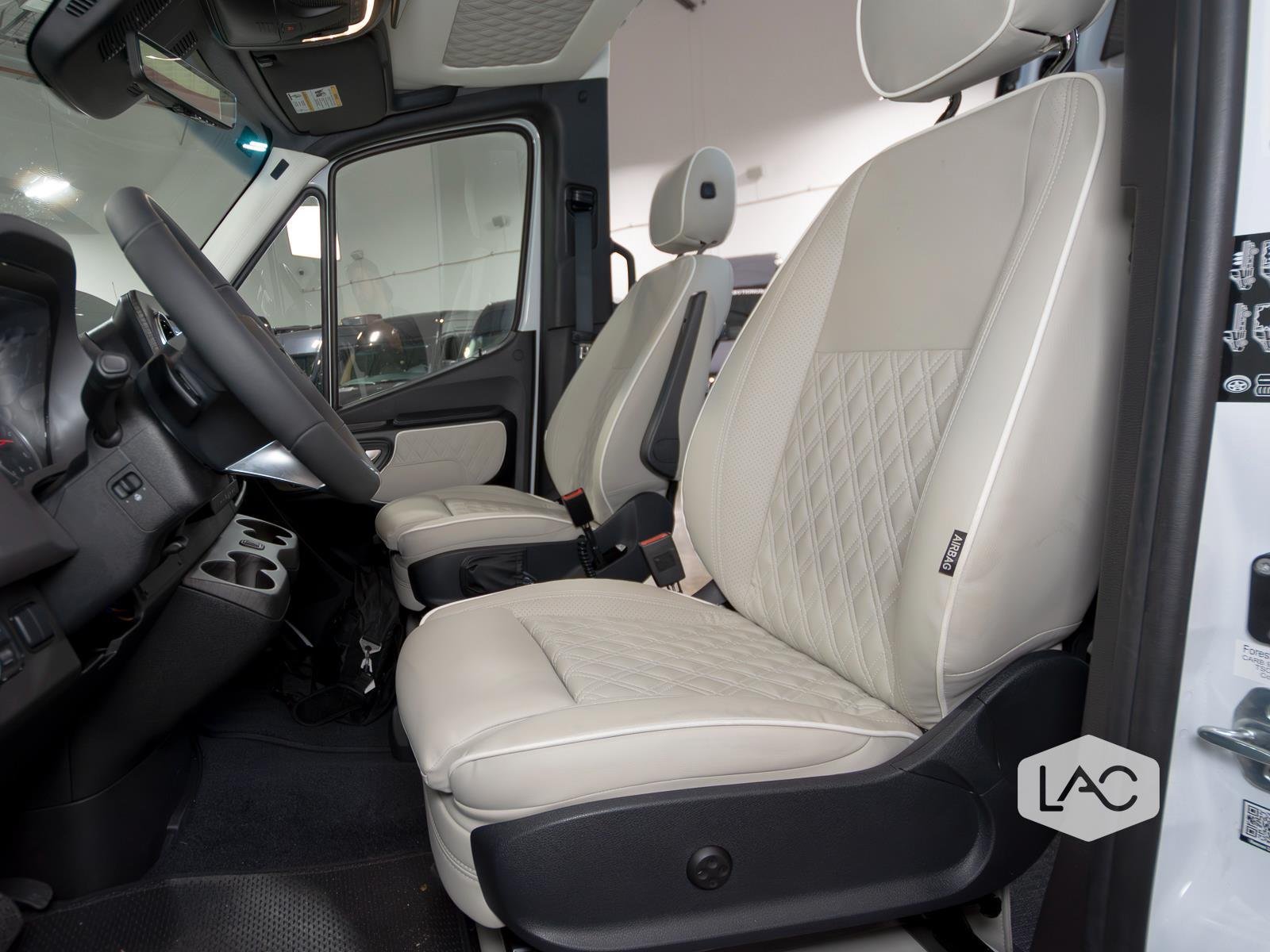 New 2026 Arctic White OGV Luxury Coach AWD (10OBA)10-Pass*ADV Wheel Pkg*PetSafe image 23