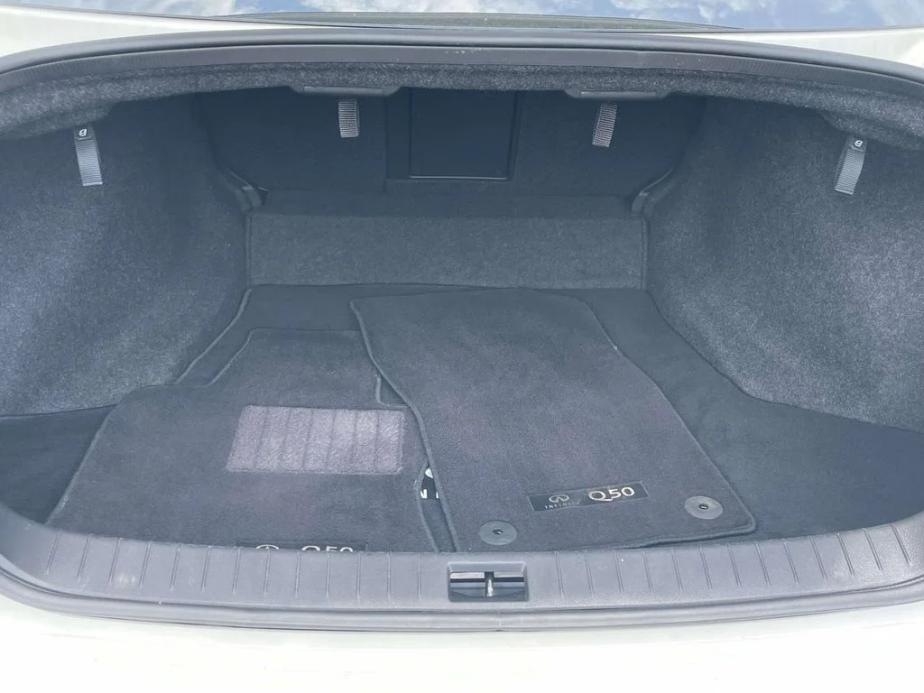 Used 2023 White INFINITI LUXE image 9