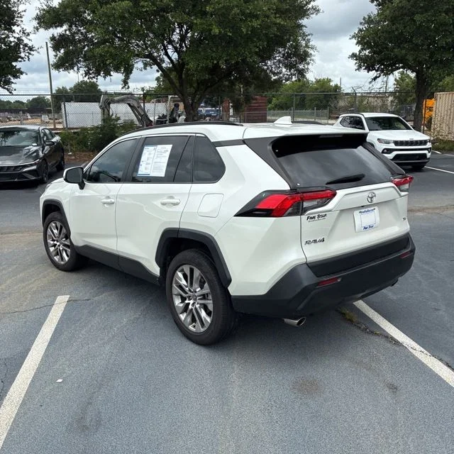 Used 2021 White Toyota XLE Premium image 5