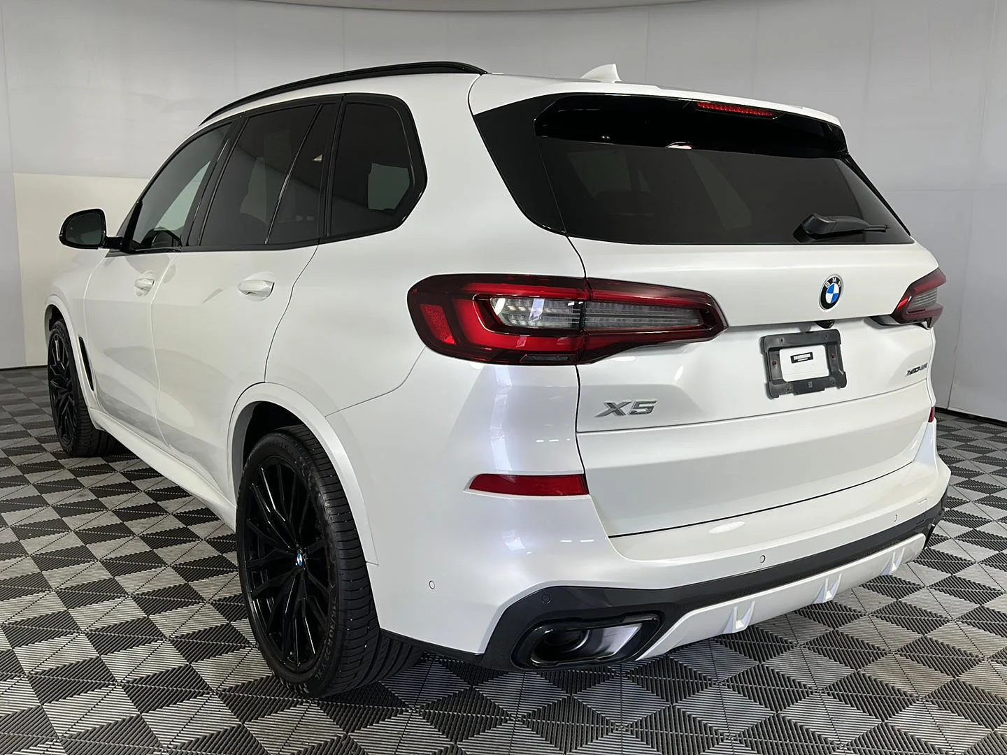 Used 2022 Mineral White Metallic BMW xDrive40i image 28