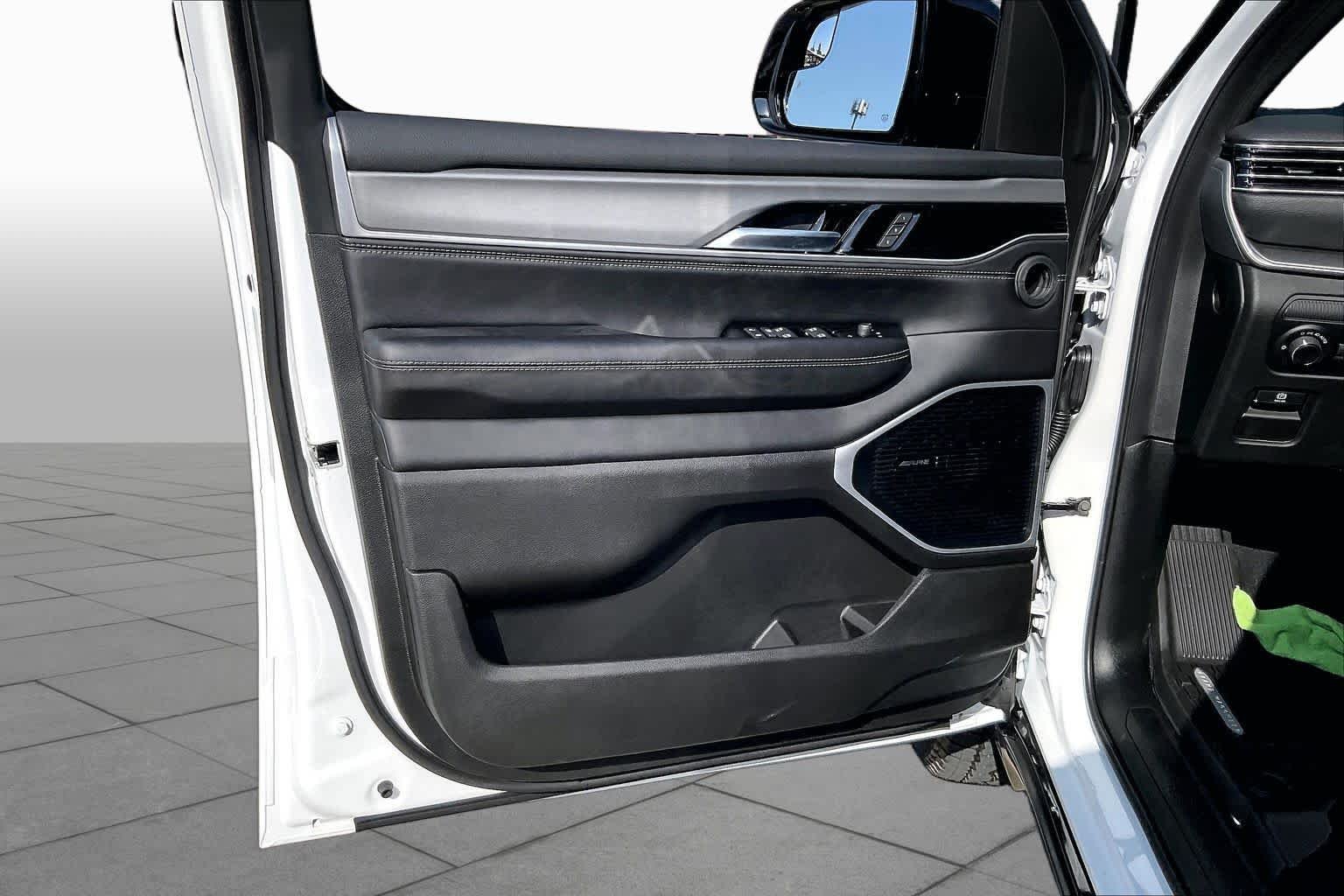 New 2026 Bright White Clear-Coat Exterior Paint Jeep Upland image 10