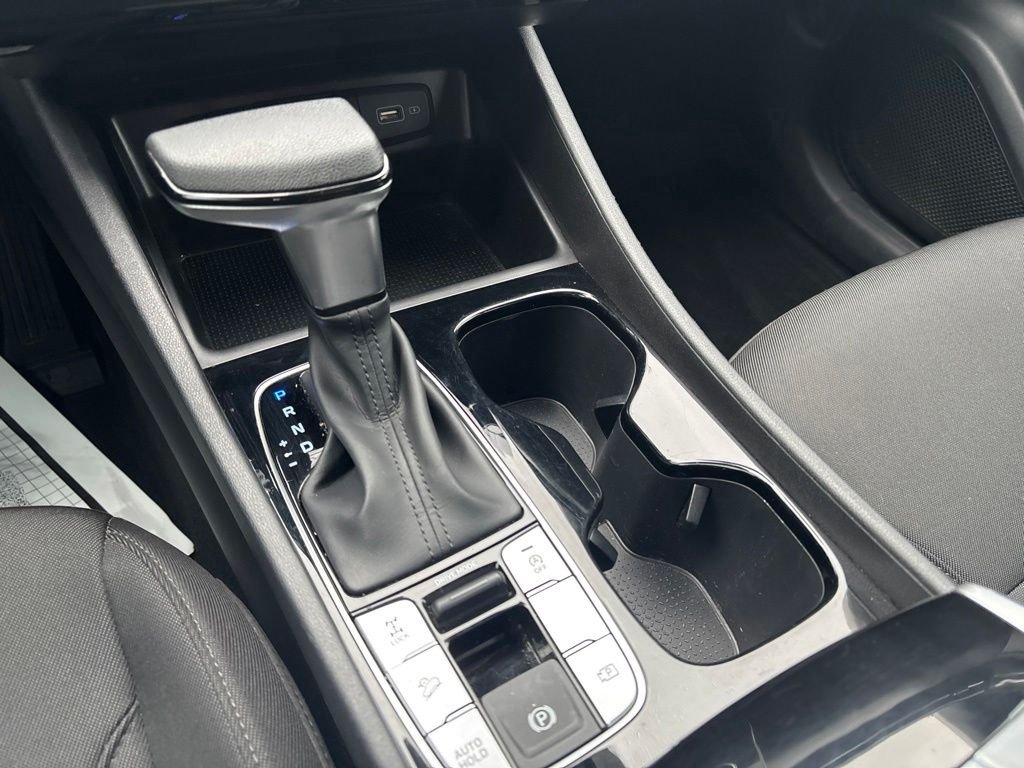 Used 2023 White Hyundai SE image 18