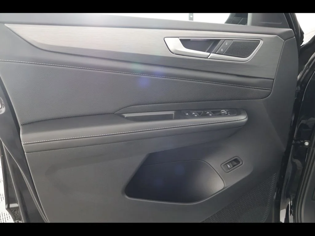 New 2026 Black Volkswagen 2.0T SE w/Technology image 28