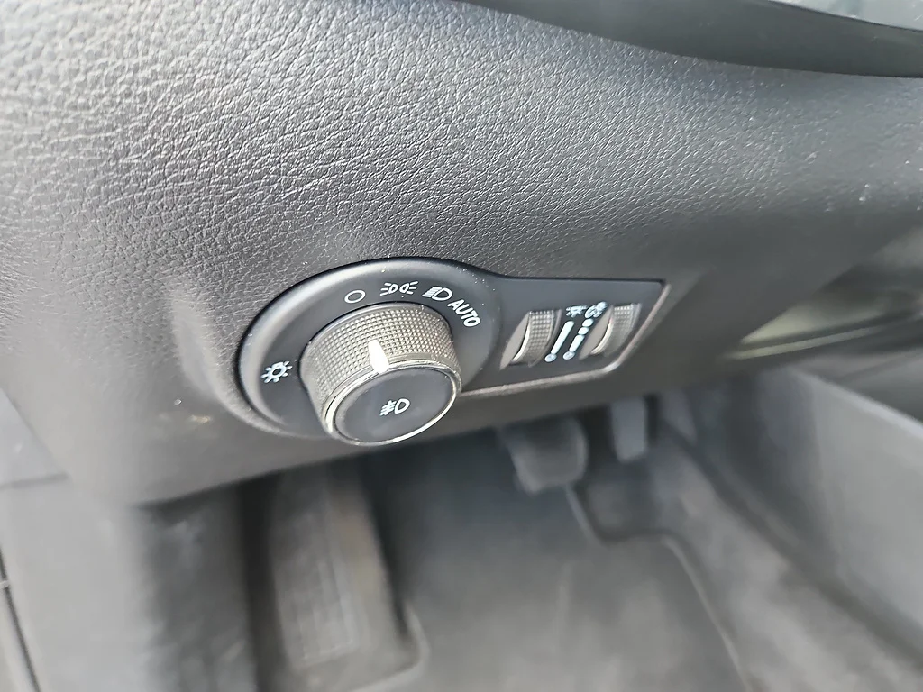 Used 2023 Diamond Black Crystal Pearl Coat Jeep Limited image 21