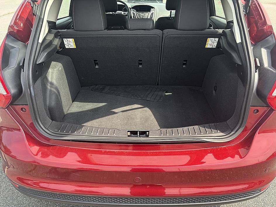 Used 2013 Ruby Red Metallic Tinted Clearcoat Ford SE image 22