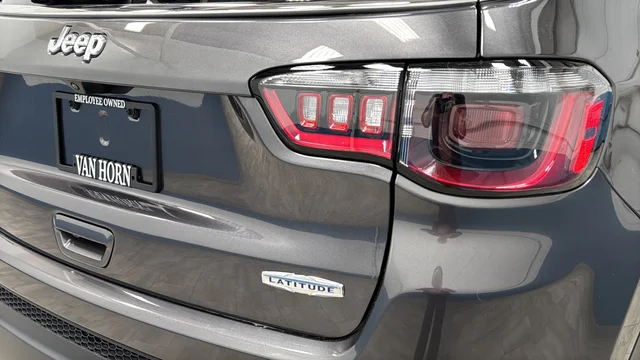 Used 2023 Crystal Metallic Jeep Latitude image 37