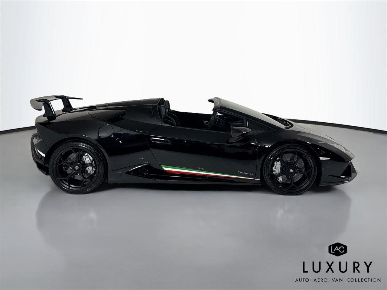 Used 2018 Nero Noctis Lamborghini Performante Spyder | Carbon Buckets | Branding Pkg image 5
