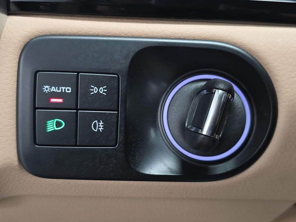 Certified Used 2023  Porsche Base image 22
