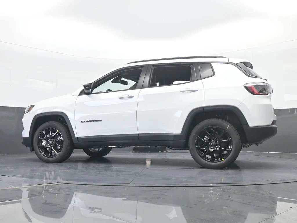 New 2026 Bright White Clear-Coat Exterior Paint Jeep Latitude image 49