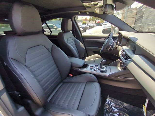 New 2026 Moonlight Gray Metallic Exterior Paint Alfa Romeo Veloce image 28