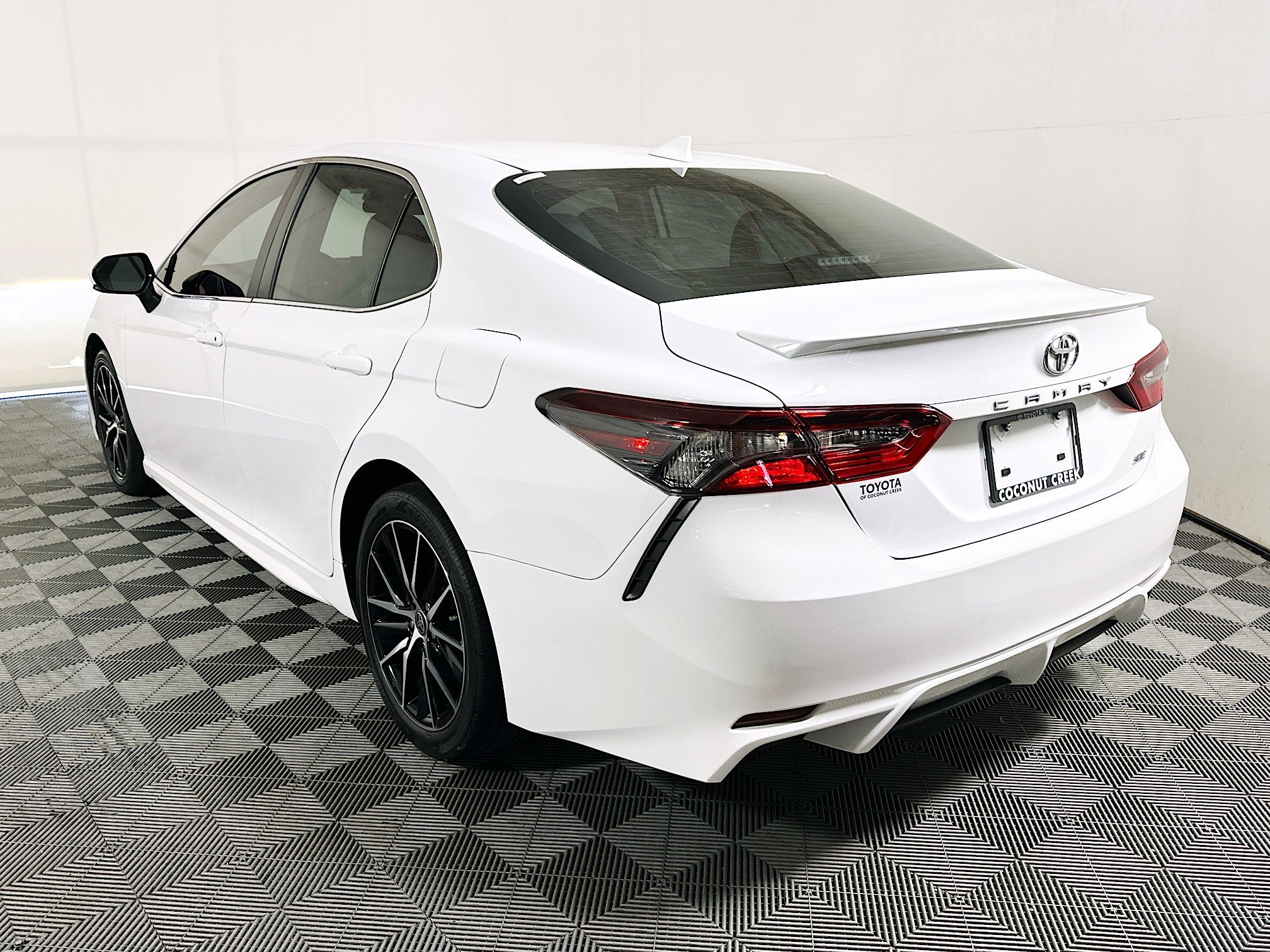 Used 2023 Ice Toyota SE image 5
