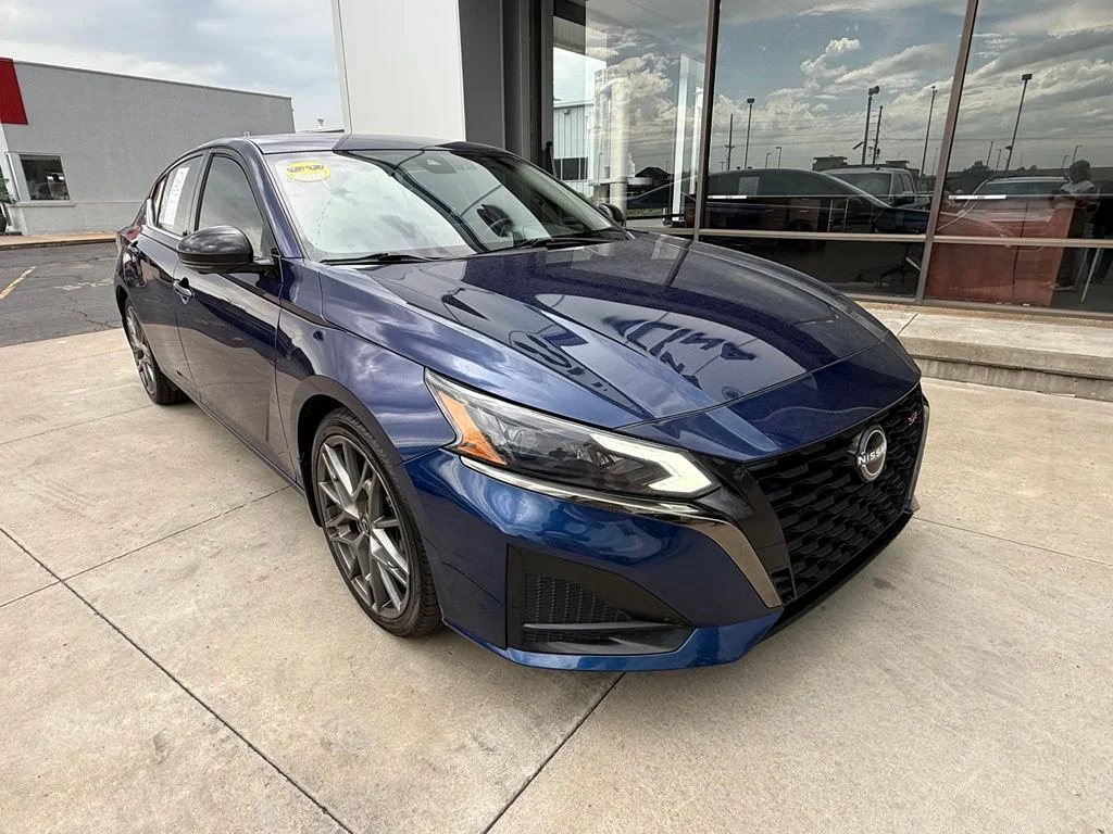 Used 2023 Blue Nissan 2.0 SR image 3