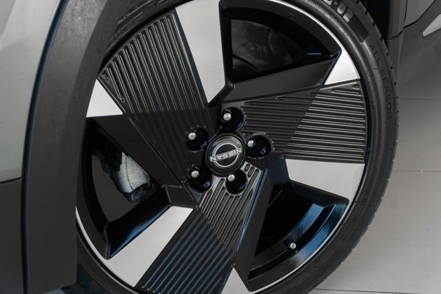 Used 2025 Gray Nissan SR image 2