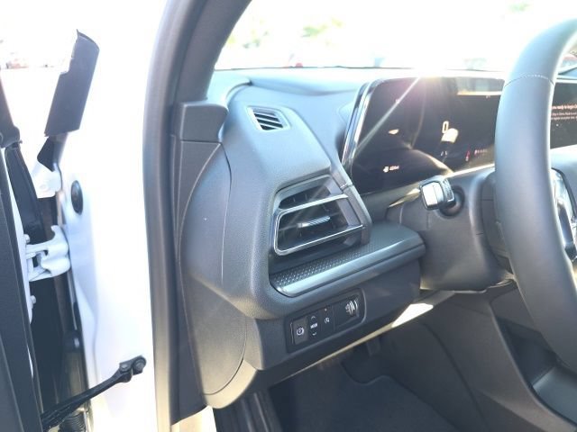New 2027 Summit White Chevrolet LT image 16