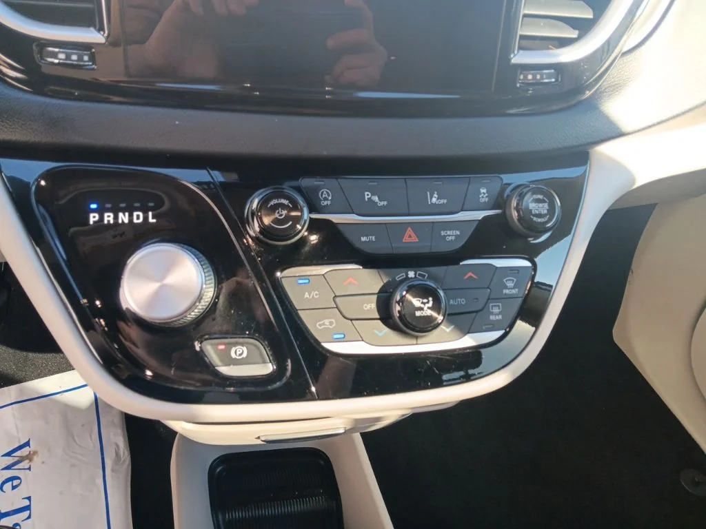 Used 2022 Bright White Clearcoat Chrysler Touring L image 22