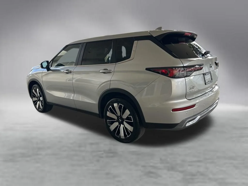 New 2026 Silver Mitsubishi SE 1.5T 2WD image 4