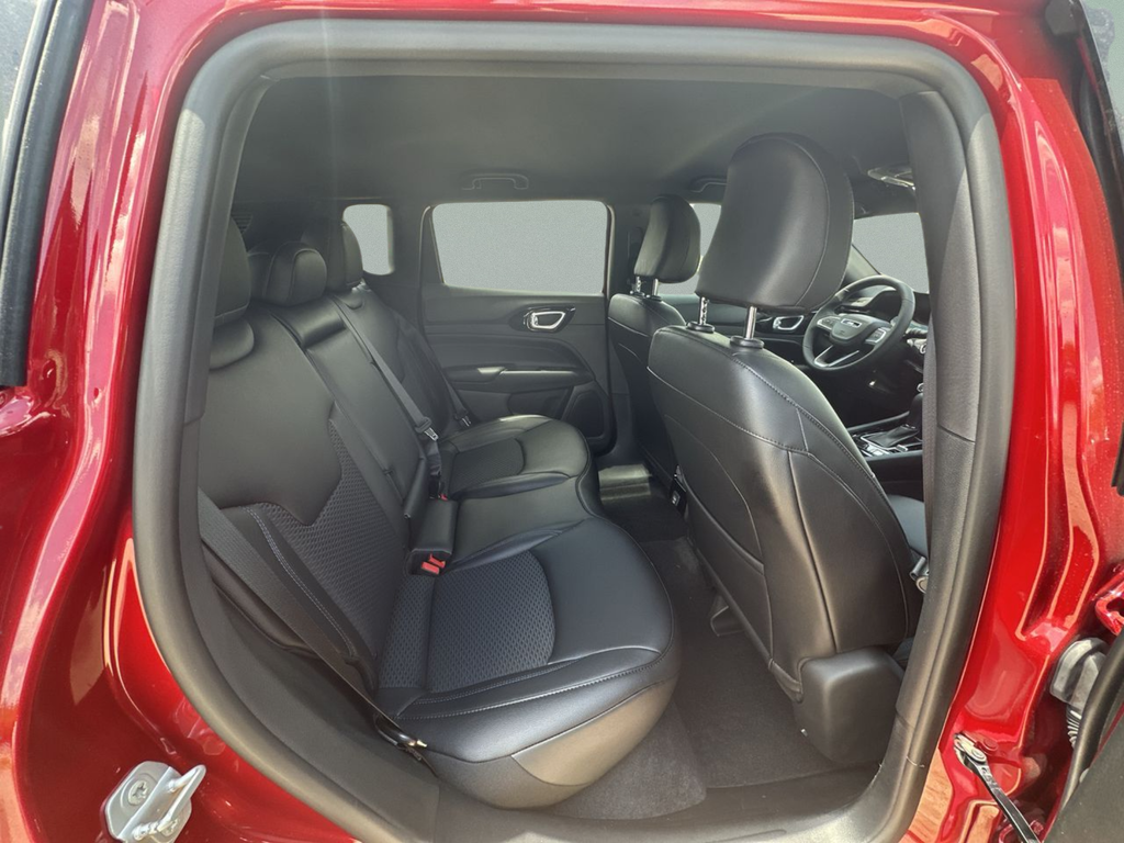 New 2026 Red Hot Pearl-Coat Exterior Paint Jeep Latitude image 33