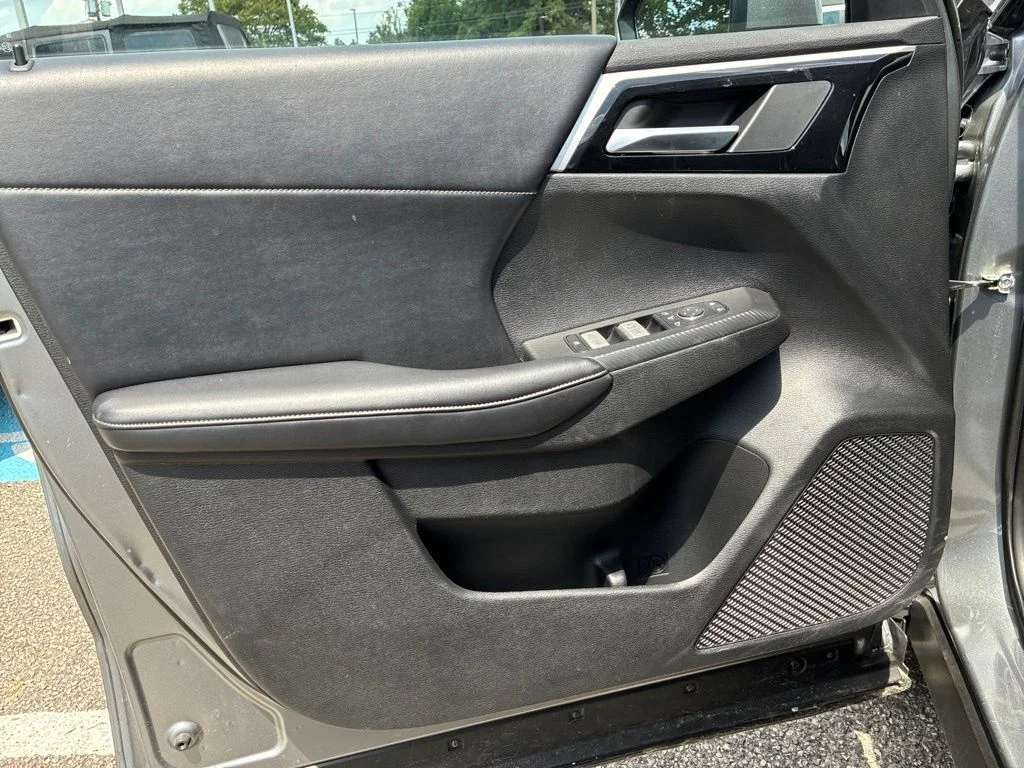 Used 2024 Silver Mitsubishi SE image 10