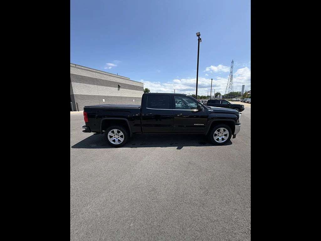 Used 2018 Onyx Black GMC SLE image 5