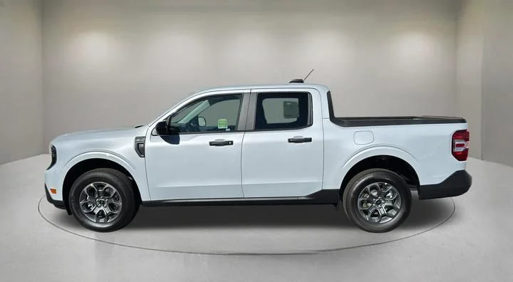 New 2026 Space White Metallic Ford XLT image 3